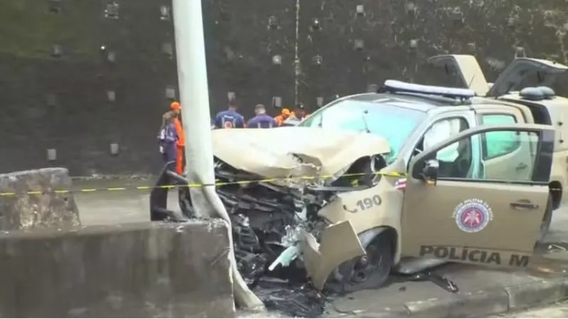 Viatura ficou a parte da frente destruída
