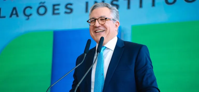 Família de ministro da Saúde tem visto dos EUA cancelado