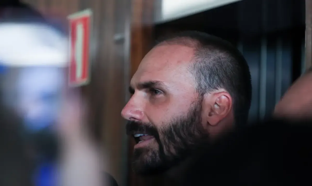 Deputado não esclareceu como pretende continuar a exercer mandato à distância