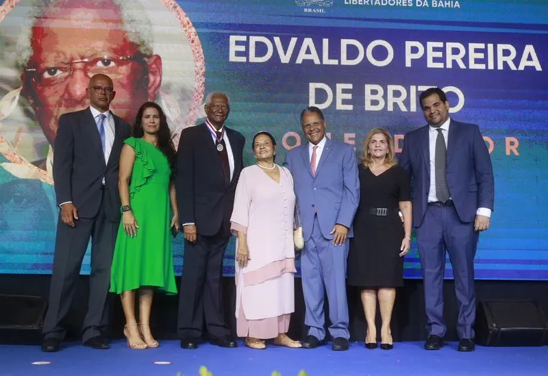 Edvaldo Brito recebe homenagem ao lado da família