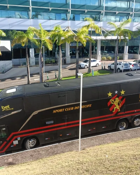 Ônibus do Sport foi flagrado no hotel em que a equipe está instalada em Salvador