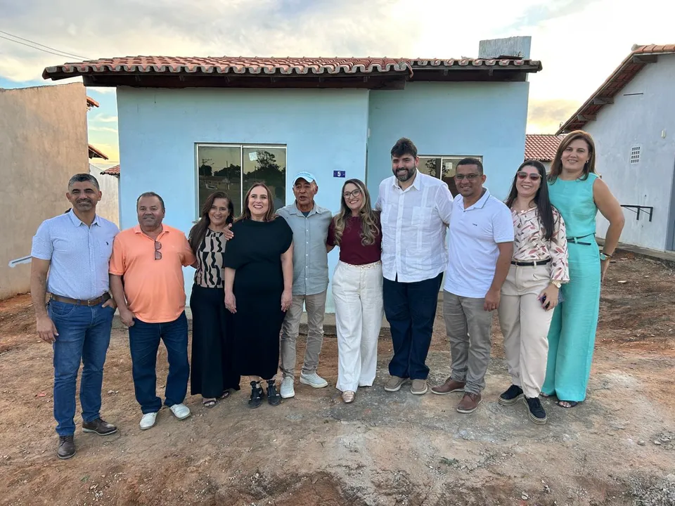 Comitiva do governo entregou 18 casas populares no junicípio de Ibirapuã