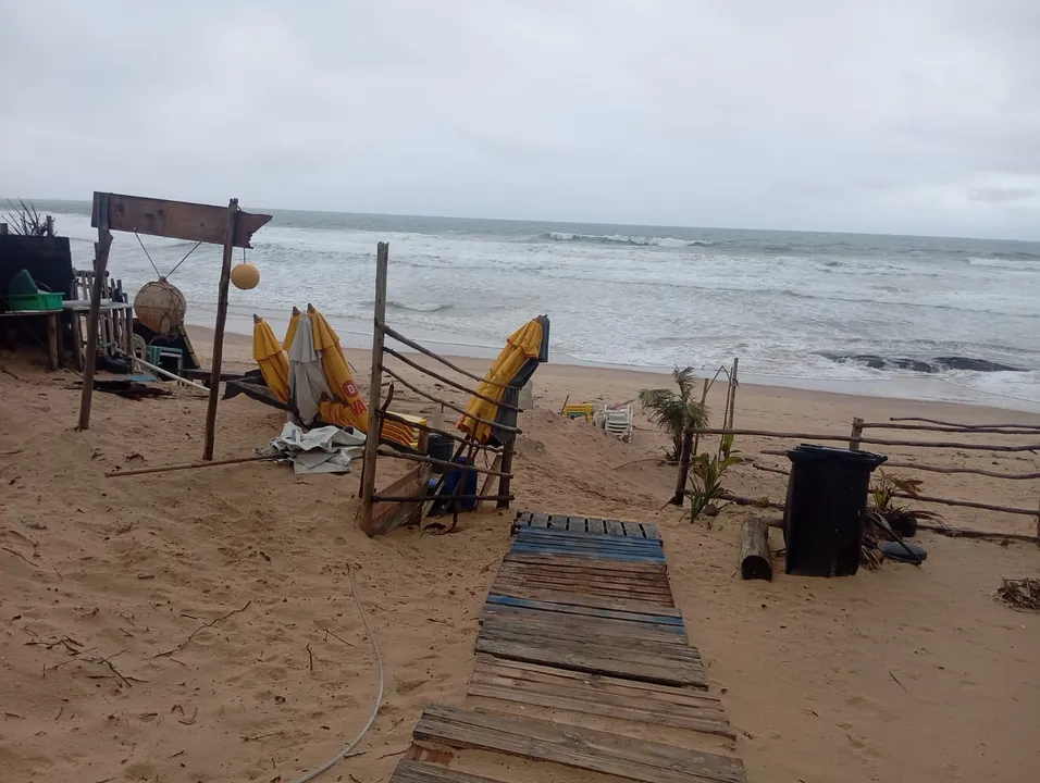 No acesso à praia de Santo Antônio, o que sobrou da estrutura da barraca Okabana