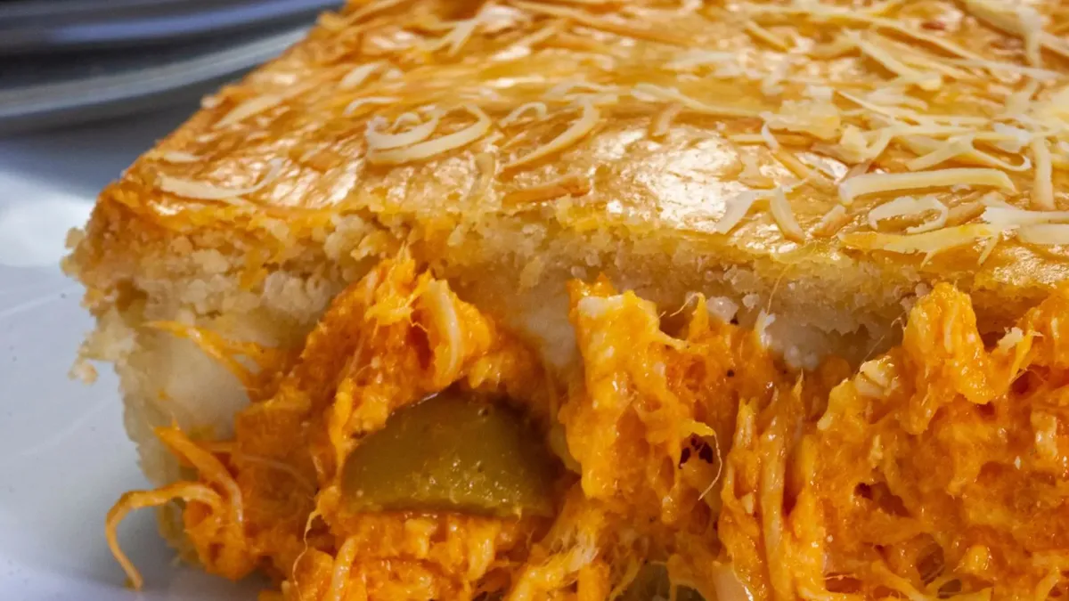 Empadão de frango cremoso pode ser feito com poucos passos