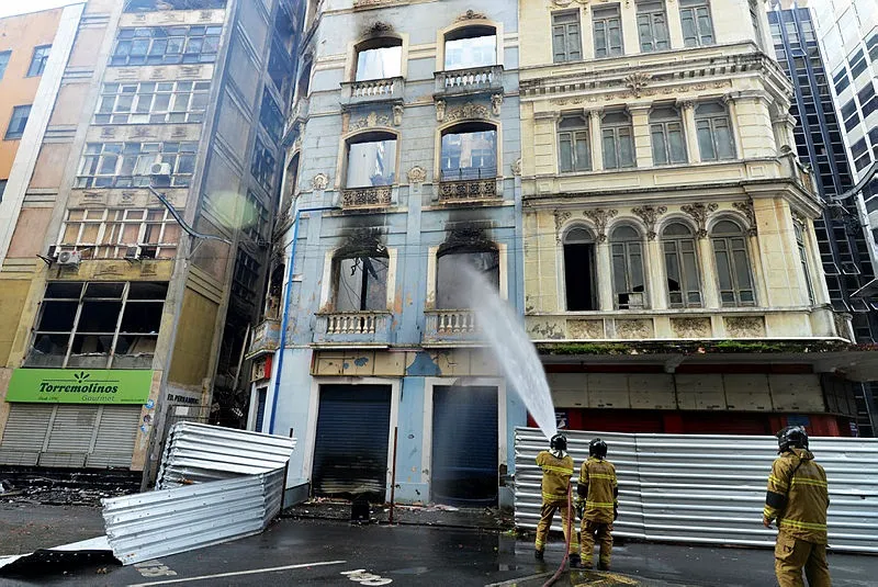 Prédio atingido por fogo na Rua Conselheiro Saraiva