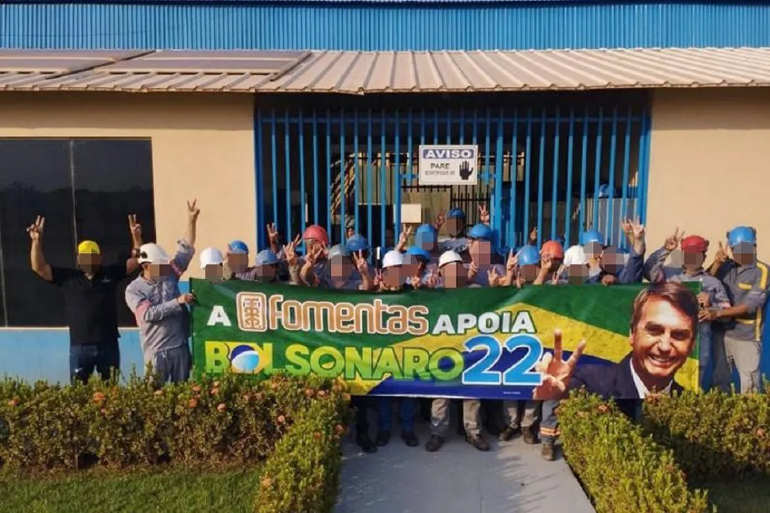 Trabalhadores da Fomentas (MT) segurando faixa em apoio a Bolsonaro
