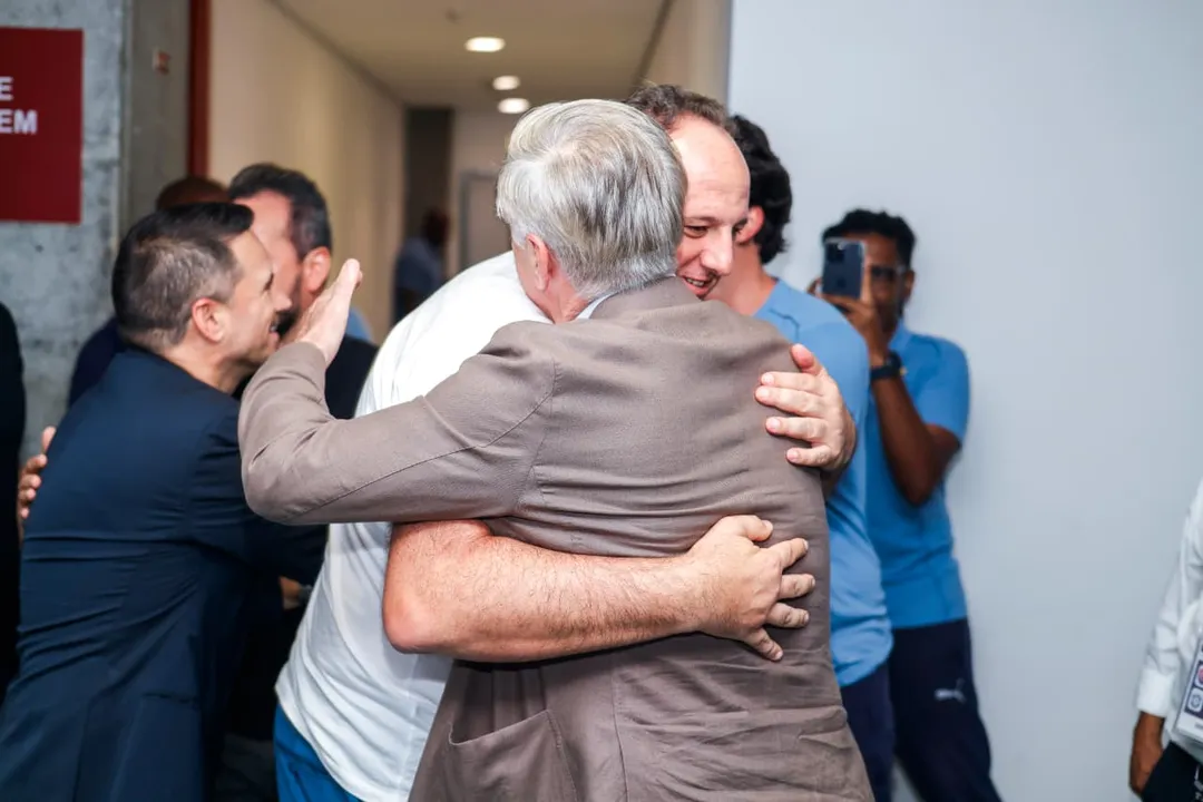 Ancelotti e Ceni se encontram na Arena Fonte Nova antes do duelo