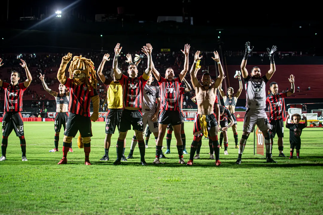O Vitória venceu o Bragantino e deixou a zona de rebaixamento do Brasileirão