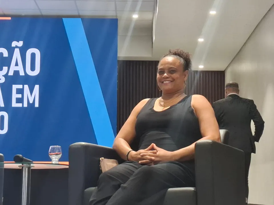 Marlucy Cosmira, a Viola, ex-jogadora e atualmente auxiliar técnica de futebol
