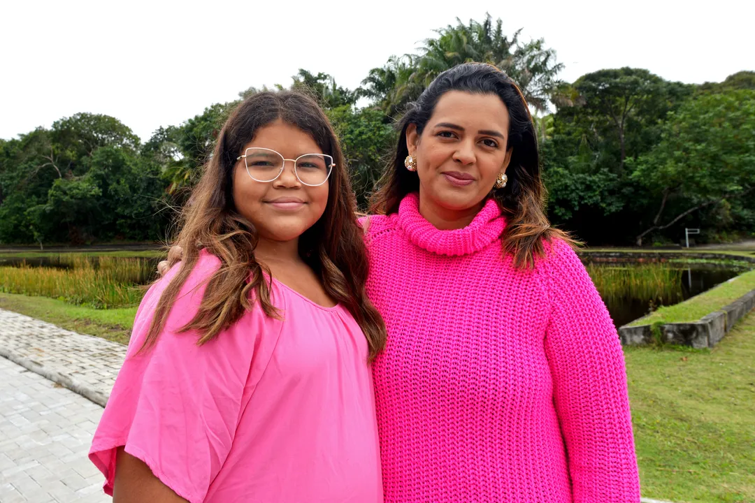 Carolina Farias Perelo de Almeida com a filha Laura Farias