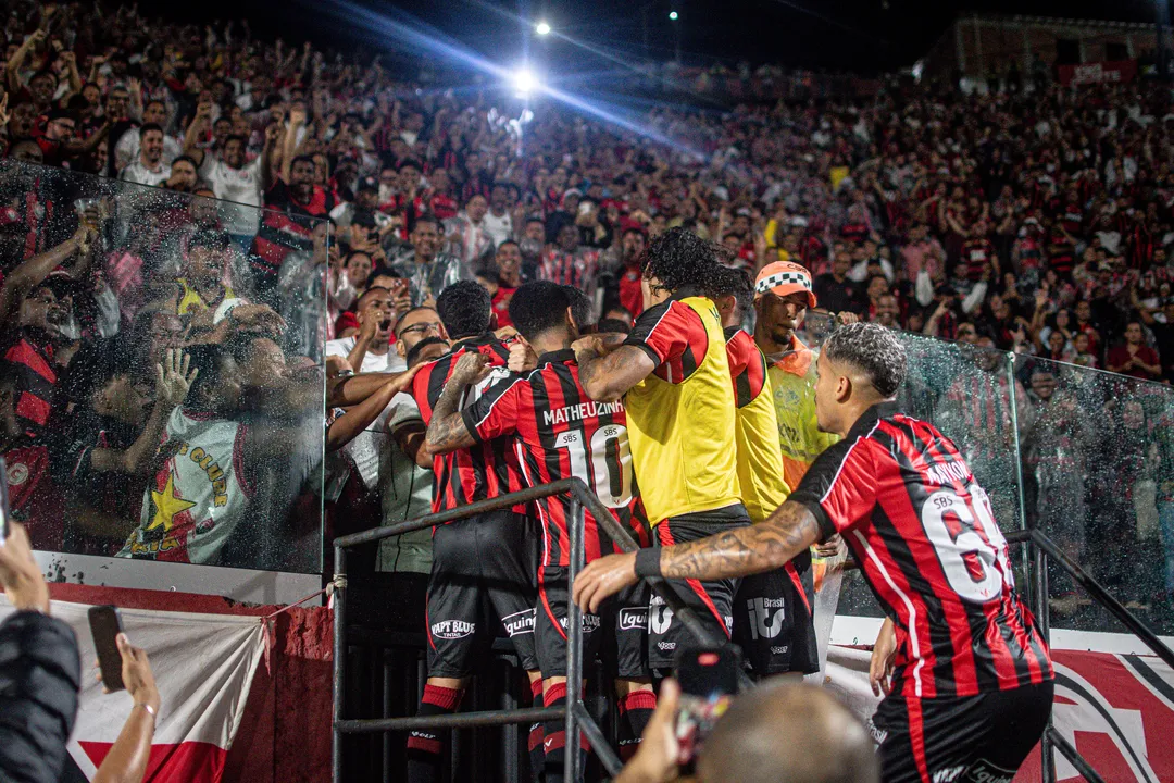 Imagem ilustrativa da imagem Erick faz gol, comemora com a torcida e é suspenso no Vitória; assista