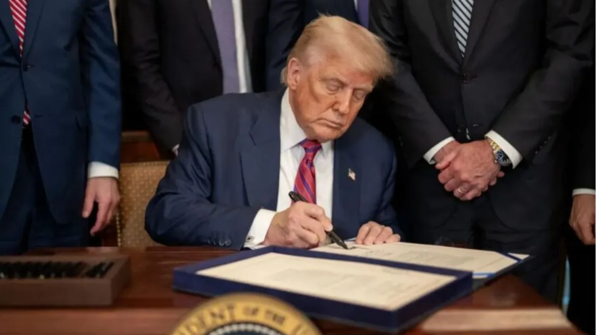 Presidente dos EUA, Donald Trump, assinando documento