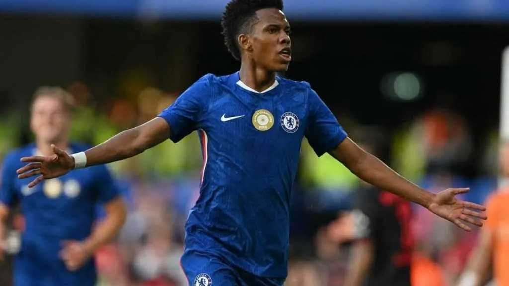 O atacante brasileiro Estevão celebra seu primeiro gol com a camisa do Chelsea