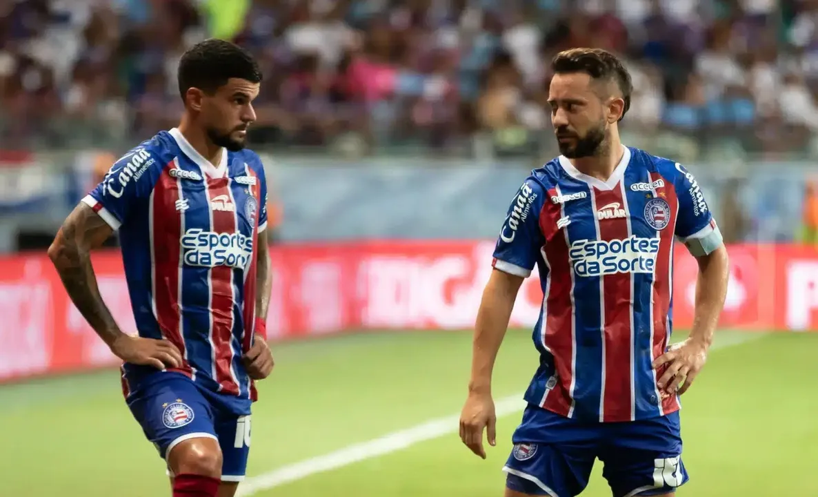 Cauly e Everton Ribeiro com a camisa do Bahia