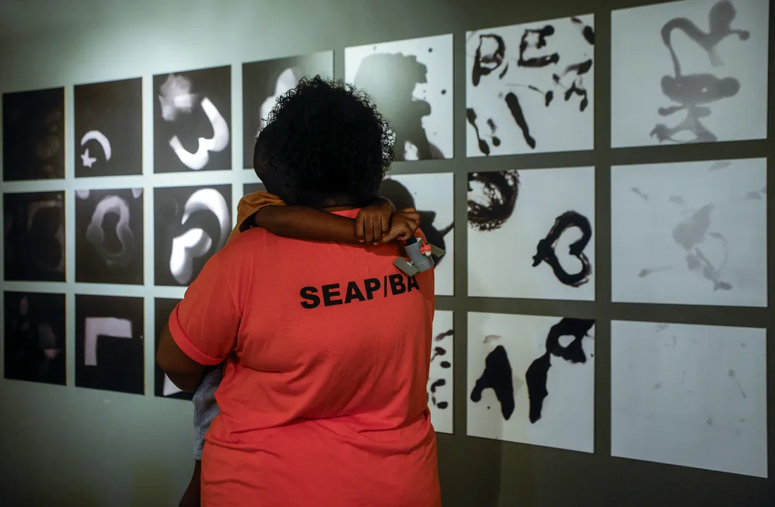 Exposição com fotografias de detentas