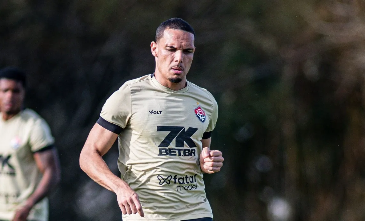 Neris, zagueiro do Vitóriia