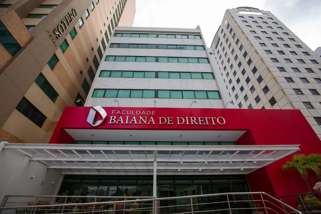 o evento é gratuito e aberto ao público e acontece na sede da Faculdade Baiana de Direito, no Stiep