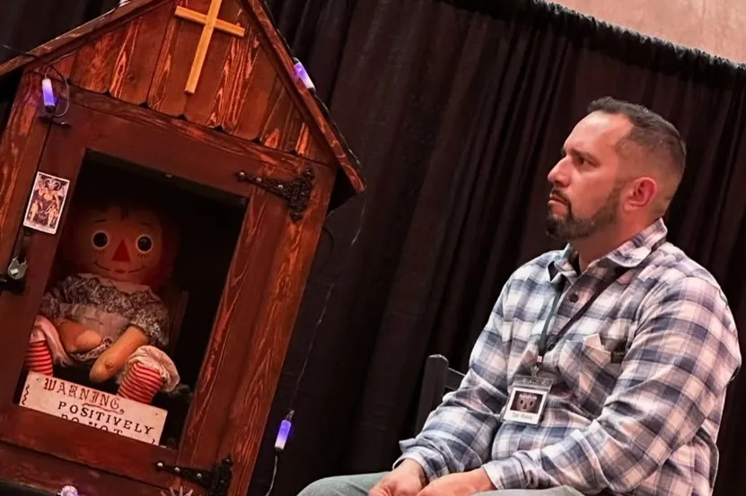 Imagem ilustrativa da imagem Fatalidade ou maldição? Investigador paranormal morre em turnê com Annabelle