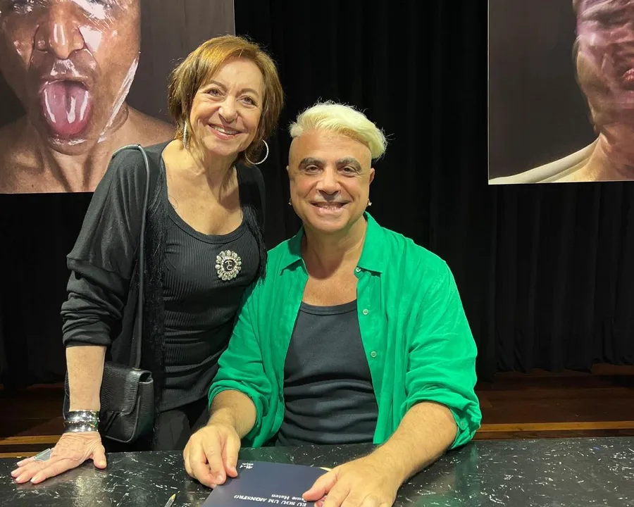 Regina Weckerle prestigia Fause Haten em noite de autógrafos