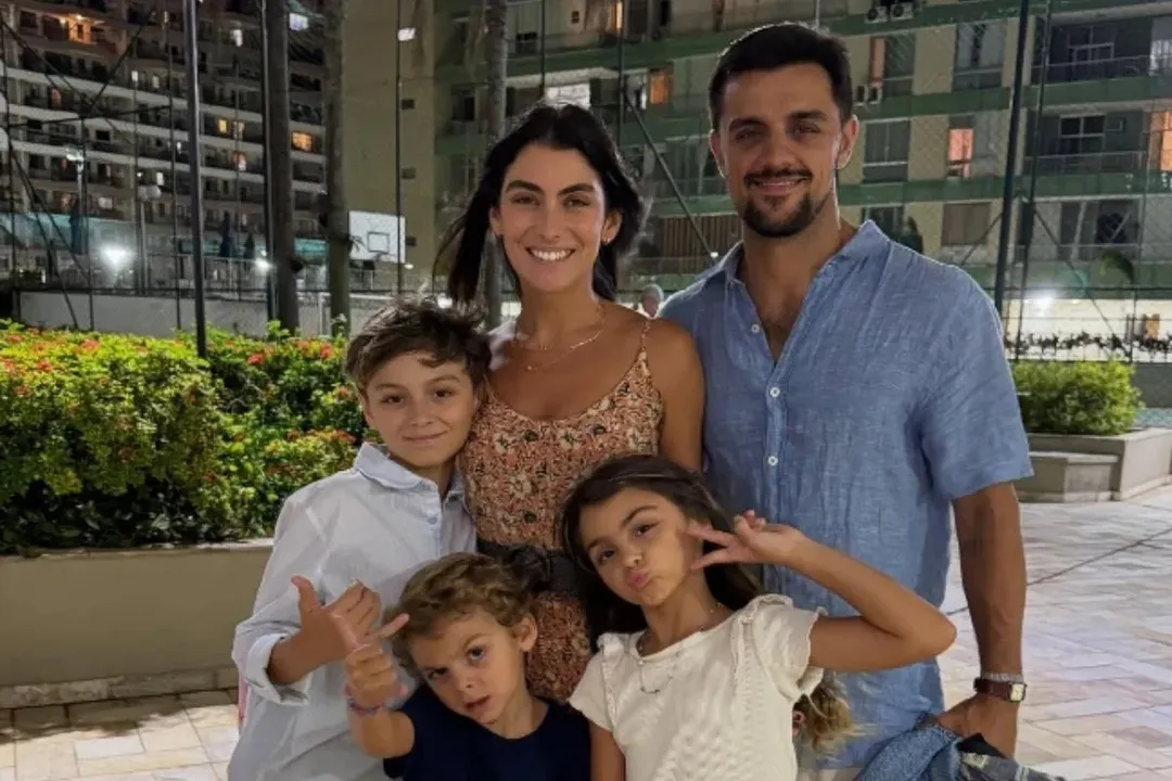 Após críticas, Felipe Simas reflete sobre divisão de tarefas na família