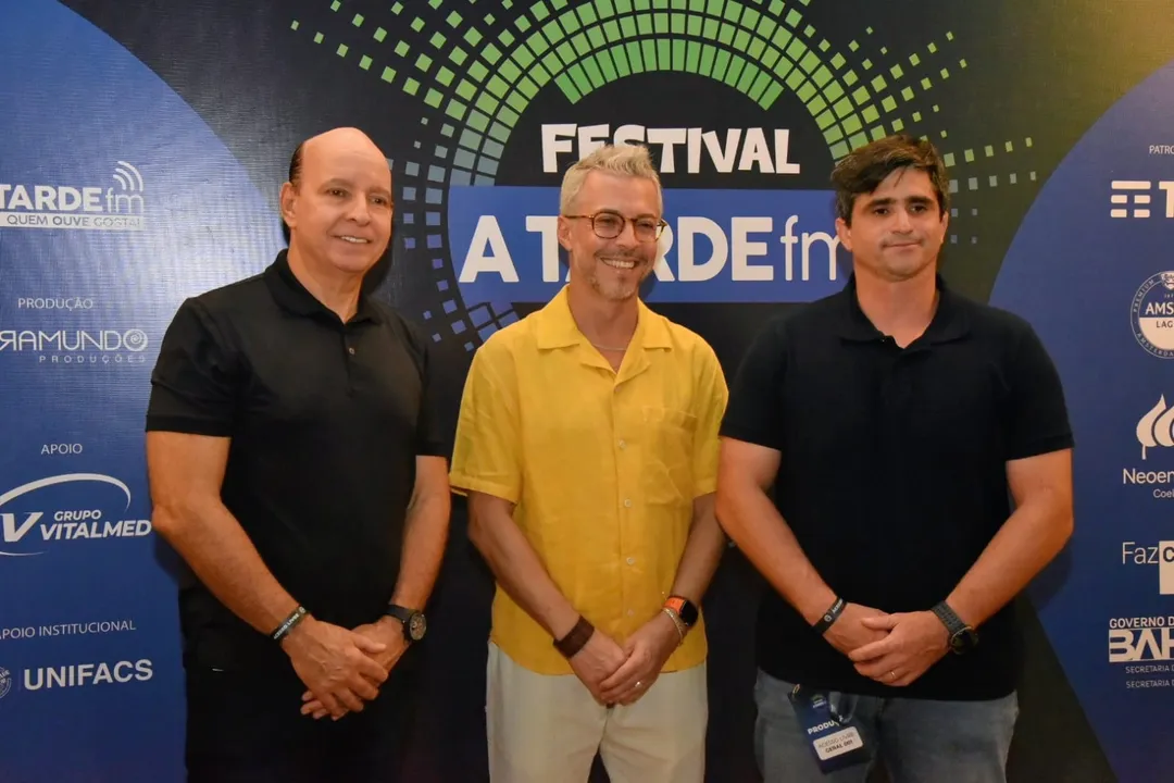 O secretário de Cultura, Bruno Monteiro, ladeado por Luciano
Neves e o presidente do Jornal A Tarde, João de Mello Leitão