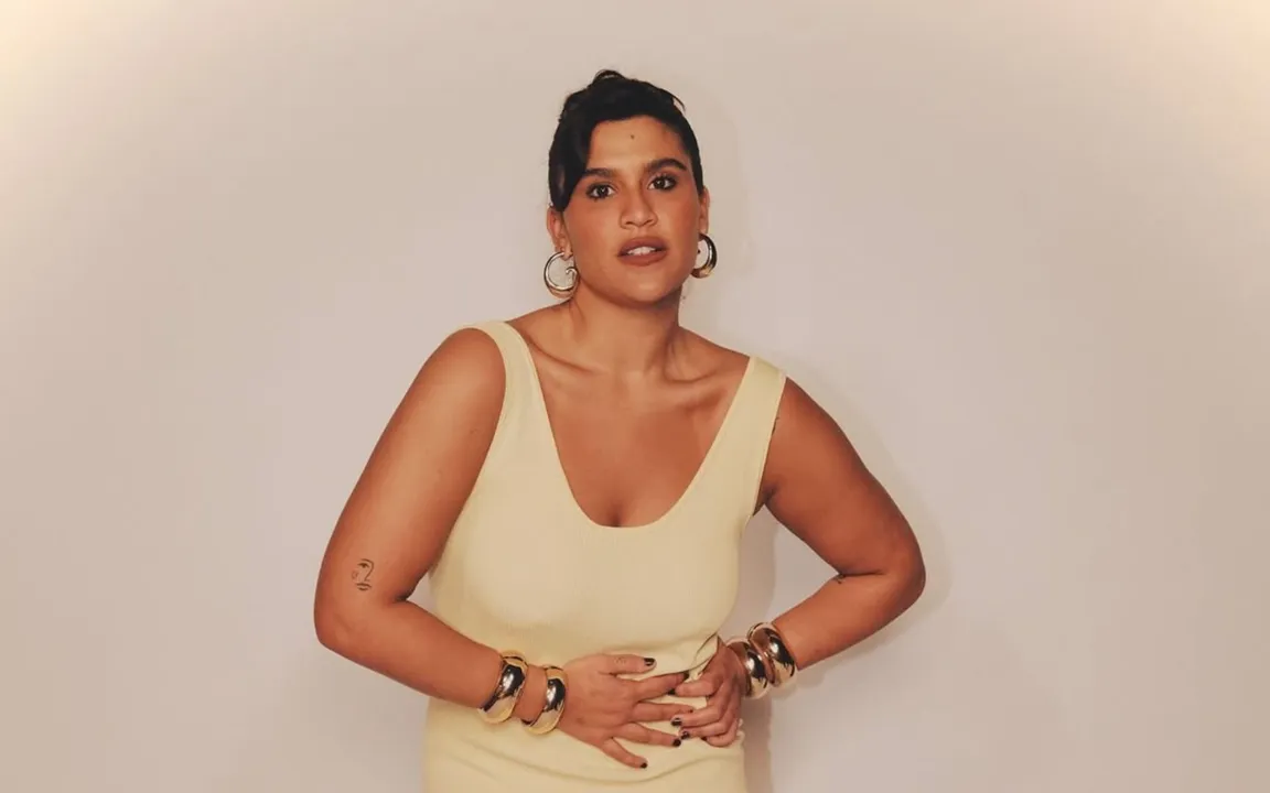 A garota também é enteada de um famoso