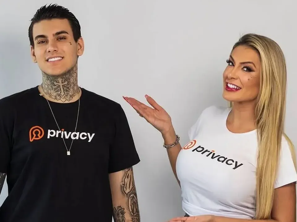 Andessa Urach e filho trabalham com conteúdo adulto