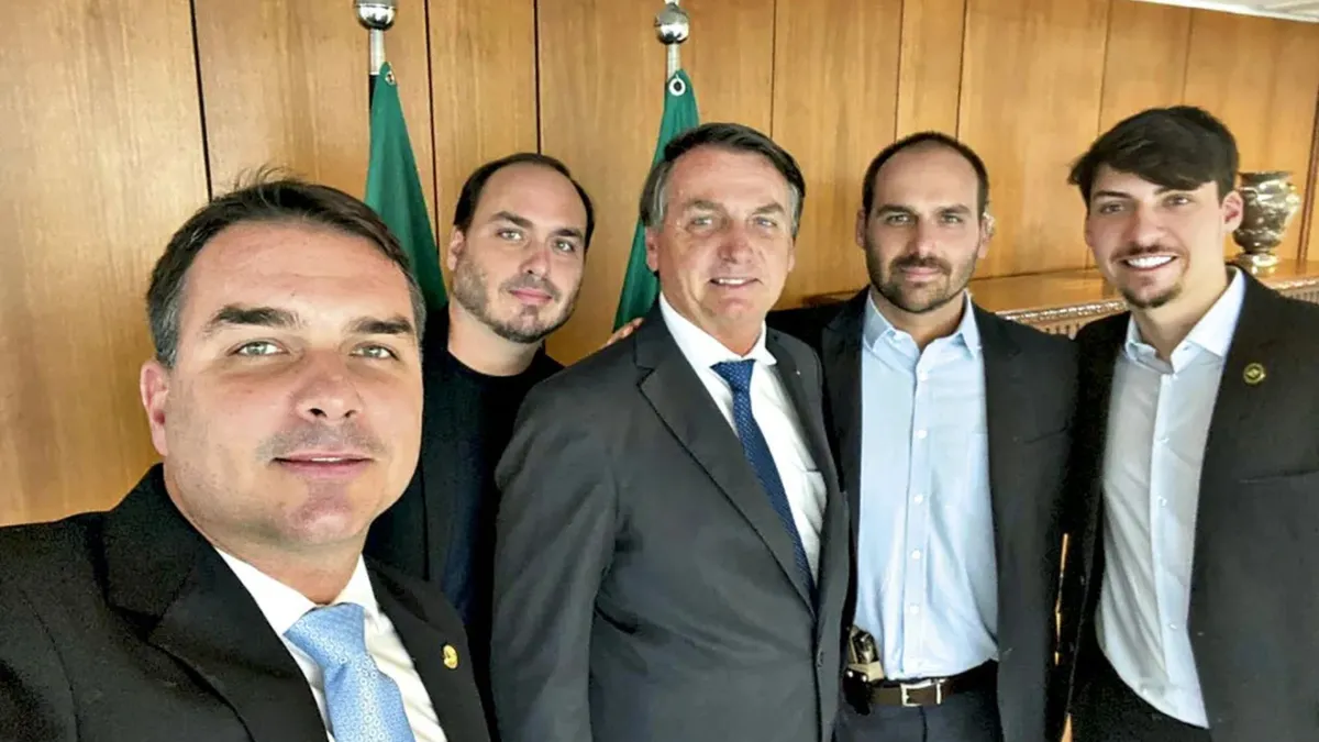 Filhos de Bolsonaro se manifestam nas redes sociais