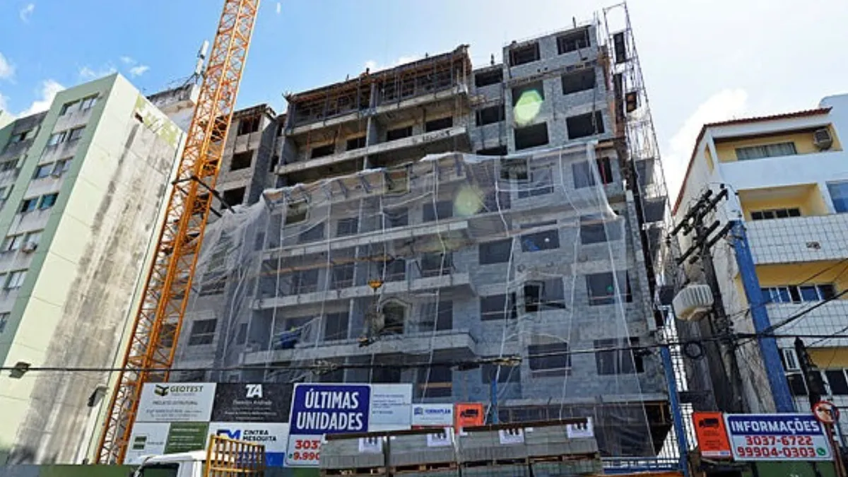 Prédio residencial na avenida Cardeal da Silva