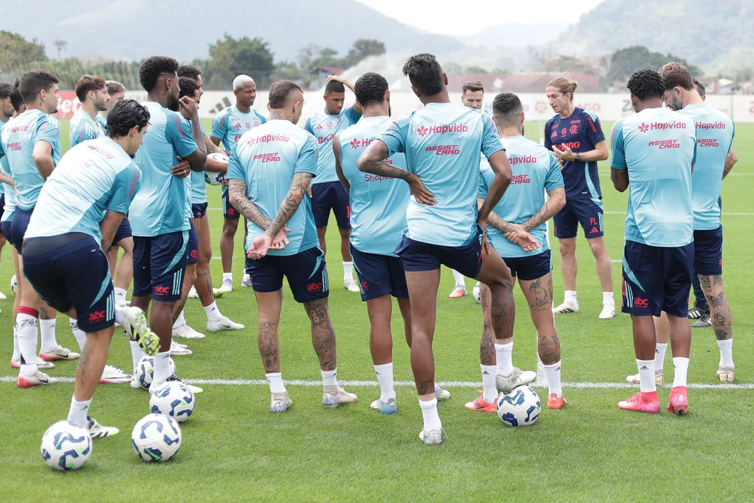 Filipe Luís conversa com elenco estrelado do Flamengo