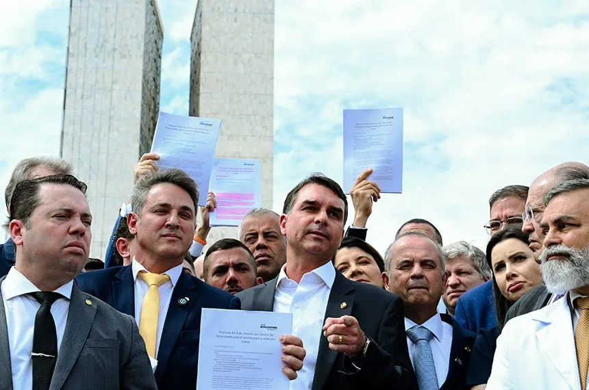 Senador Flávio Bolsonaro junto do grupo de oposição ao governo Lula no congresso