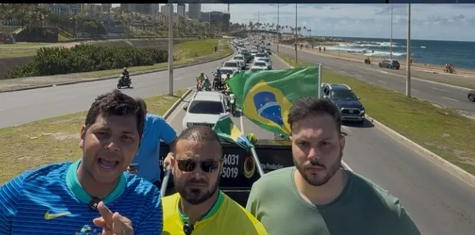 Diego Castro, de azul, à frente da carreata de apoio ao ex-presidente Bolsonaro. Para ele, um 'sucesso'.