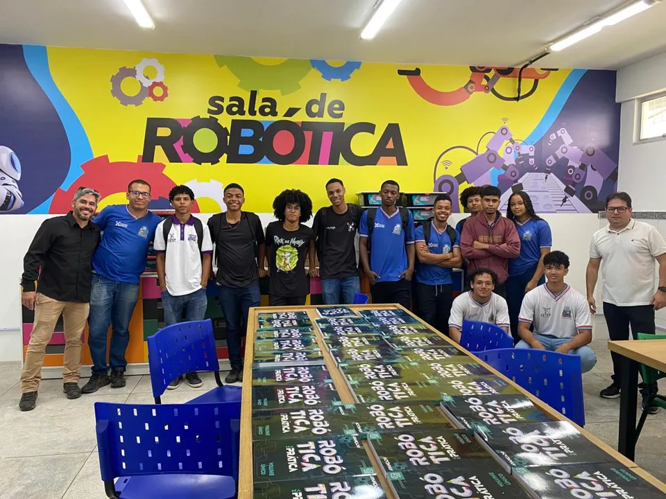 Estudantes na sala de robótica