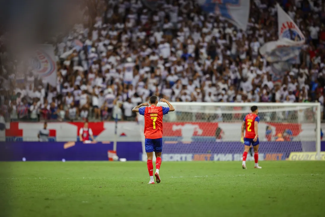 Ademir vive a temporada mais “garçom” da carreira. Com 9 assistências em 35 jogos, o atacante do Bahia já superou seus números de 2024 e lidera o elenco em passes para gol