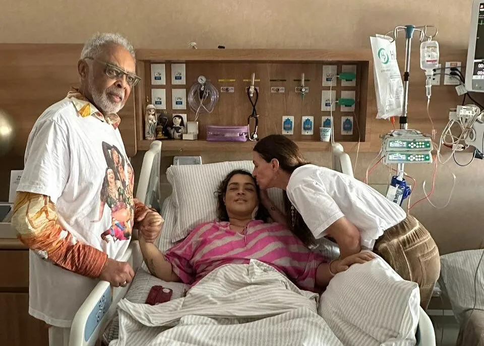 Gilberto Gil ao lado de Preta Gil e Flora no leito de hospital