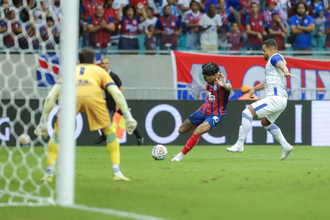 Gilberto contra o Confiança na final da Copa do Nordeste