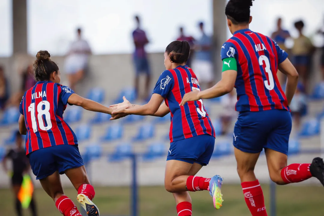 O Bahia feminino estreou no Campeonato Baiano 2025 com uma goleada por 7 a 0 sobre o Jequié no CT Evaristo de Macedo. Angela marcou dois gols, e Rhaizza, Ary, Isa Fernandes, Vilma e Gica completaram o show tricolor.