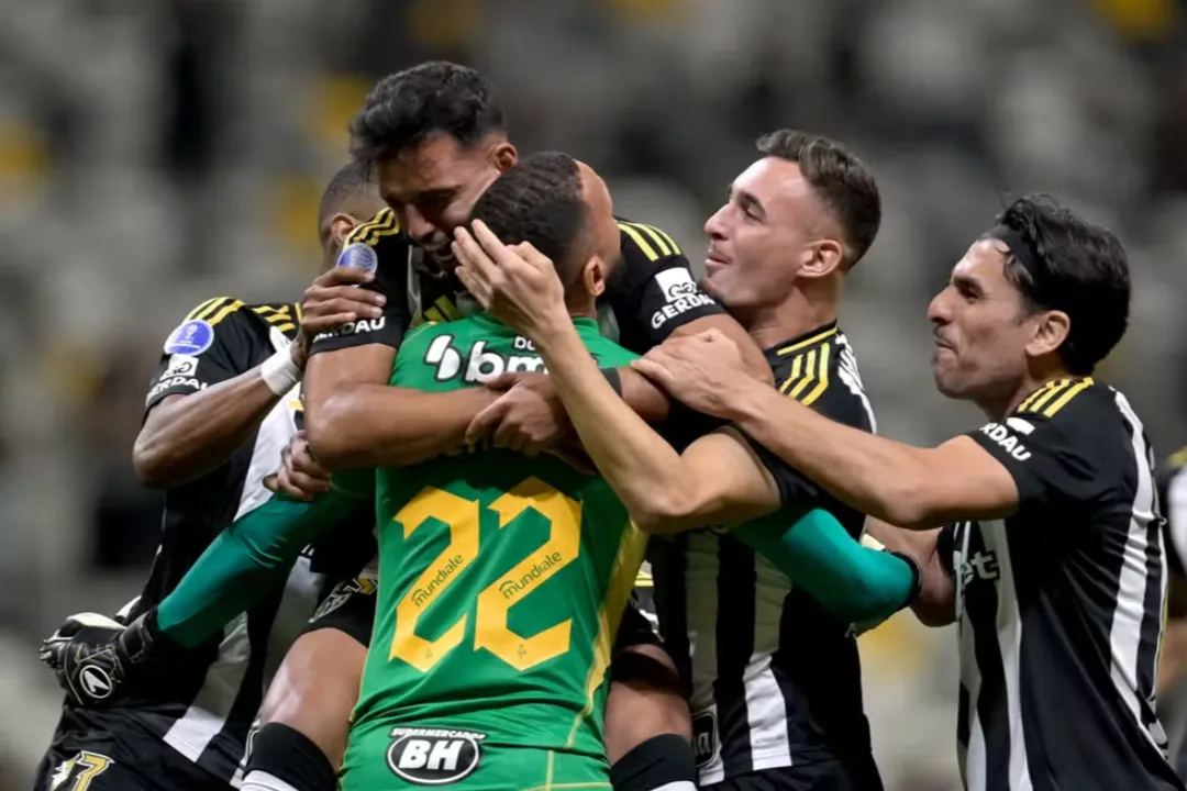 Everson, alvo do Bahia, brilha com duas defesas e um gol nos pênaltis, garantindo a classificação do Atlético-MG às oitavas da Copa Sul-Americana após derrota no tempo normal.