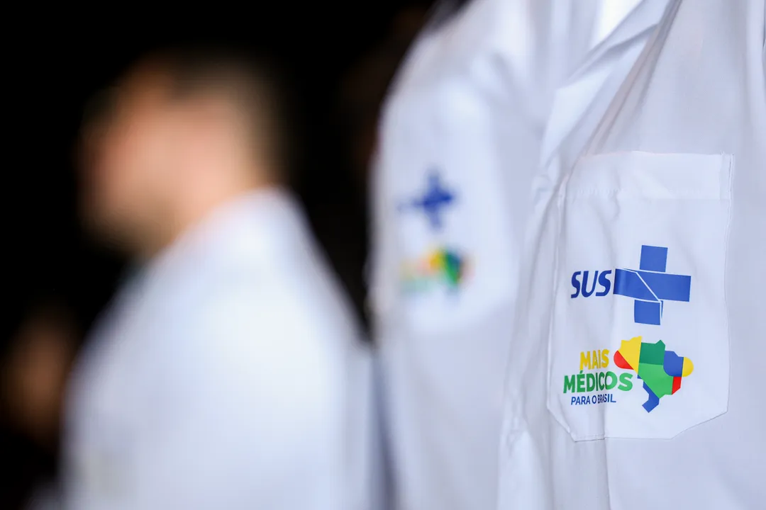 Uniforme do programa Mais Médicos no Brasil