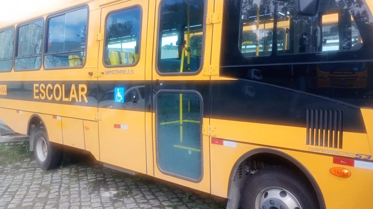 Ônibus escolar