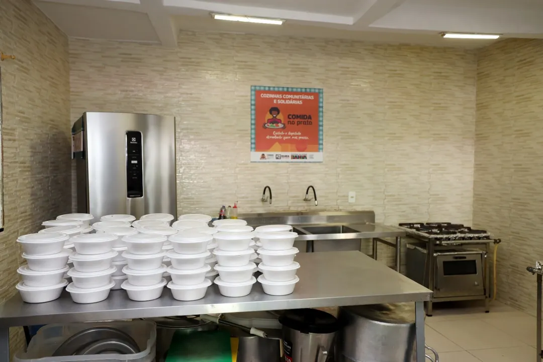 Cada cozinha comunitária irá fornecer 200 refeições três vezes por semana à população mais vulnerável.