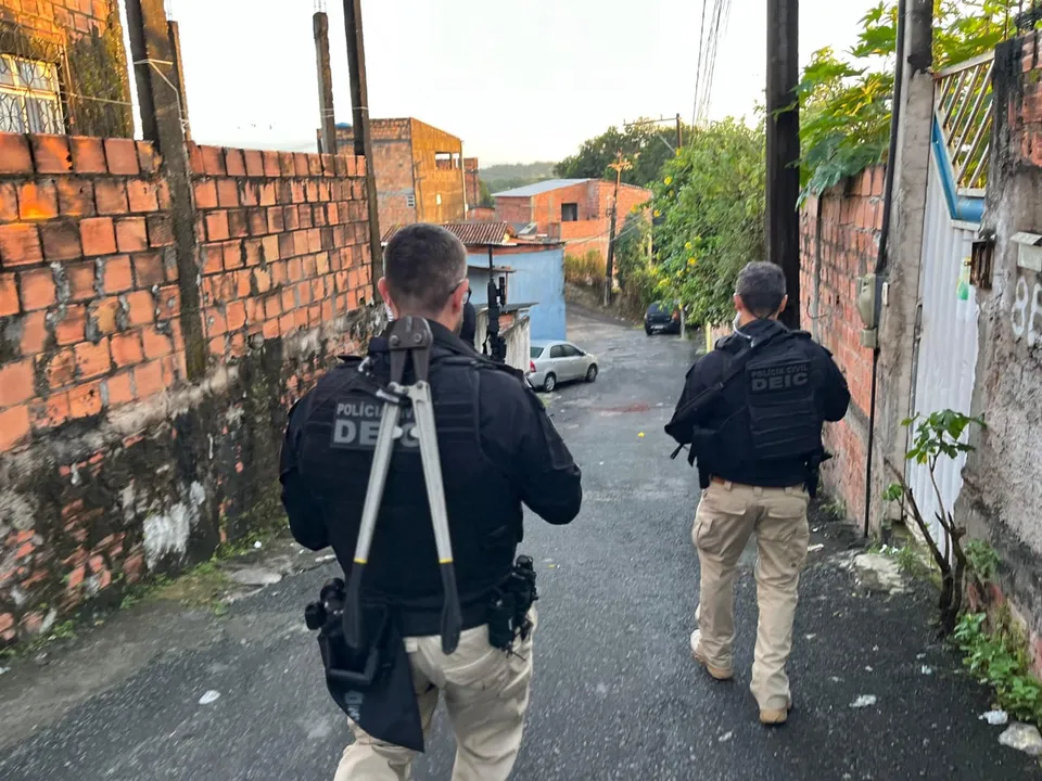 Estão sendo cumpridos mandados judiciais de prisão e de busca e apreensão
