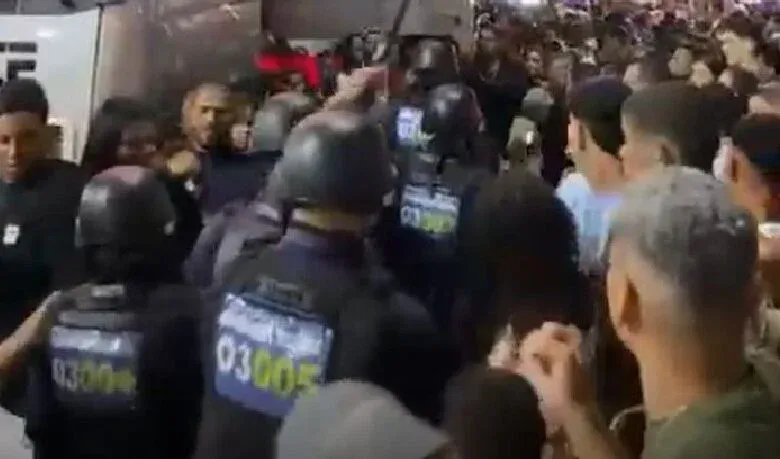 Um vídeo publicado nas redes sociais mostra o momento da agressão