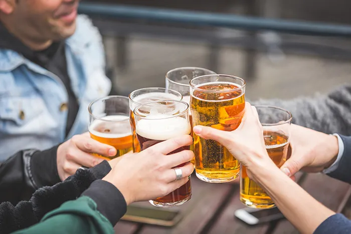 O happy hour pode ficar mais caro após a aplicação do tarifaço de Trump