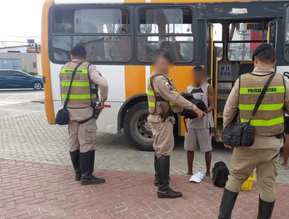 No entanto, ao verificarem a bolsa, os policiais localizaram porções de entorpecentes