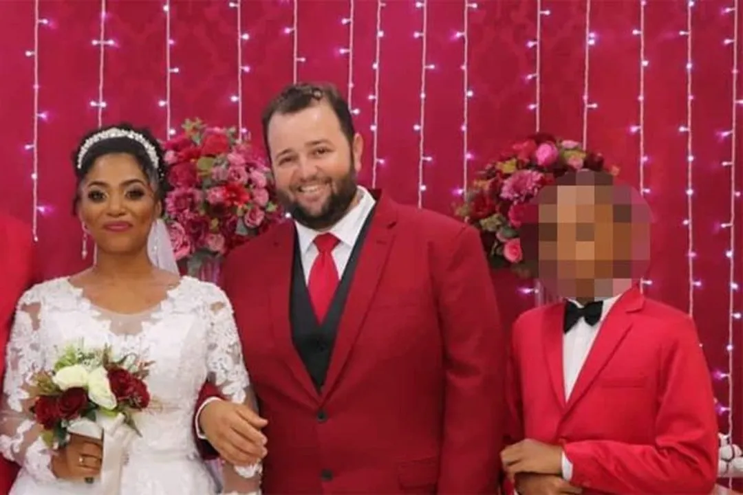 Na foto, Raquel, Diego e o enteado aparecem juntos no dia do casamento do casal