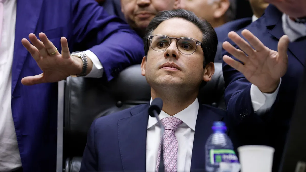 Hugo Motta prega diálogo ao assumir cadeira