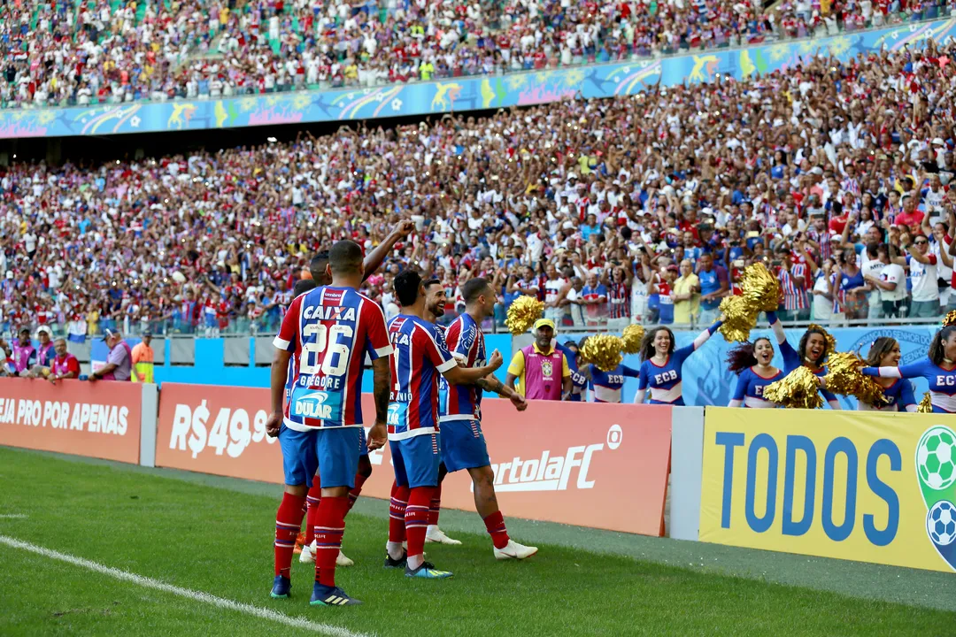 O Ceará oficializou o retorno de Vina, ex-Bahia, como reforço para a Série A. Meia jogou no futebol árabe e é ídolo recente da torcida alvinegra.
