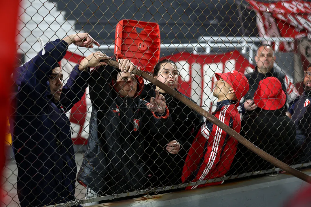 Confusão no estádio Libertadores de America no jogo entre Independiente x Universidad Catolica
