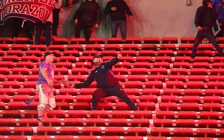 Torcedoe da Universidad Católica do Chile atira pedra na torcida do Independiente
